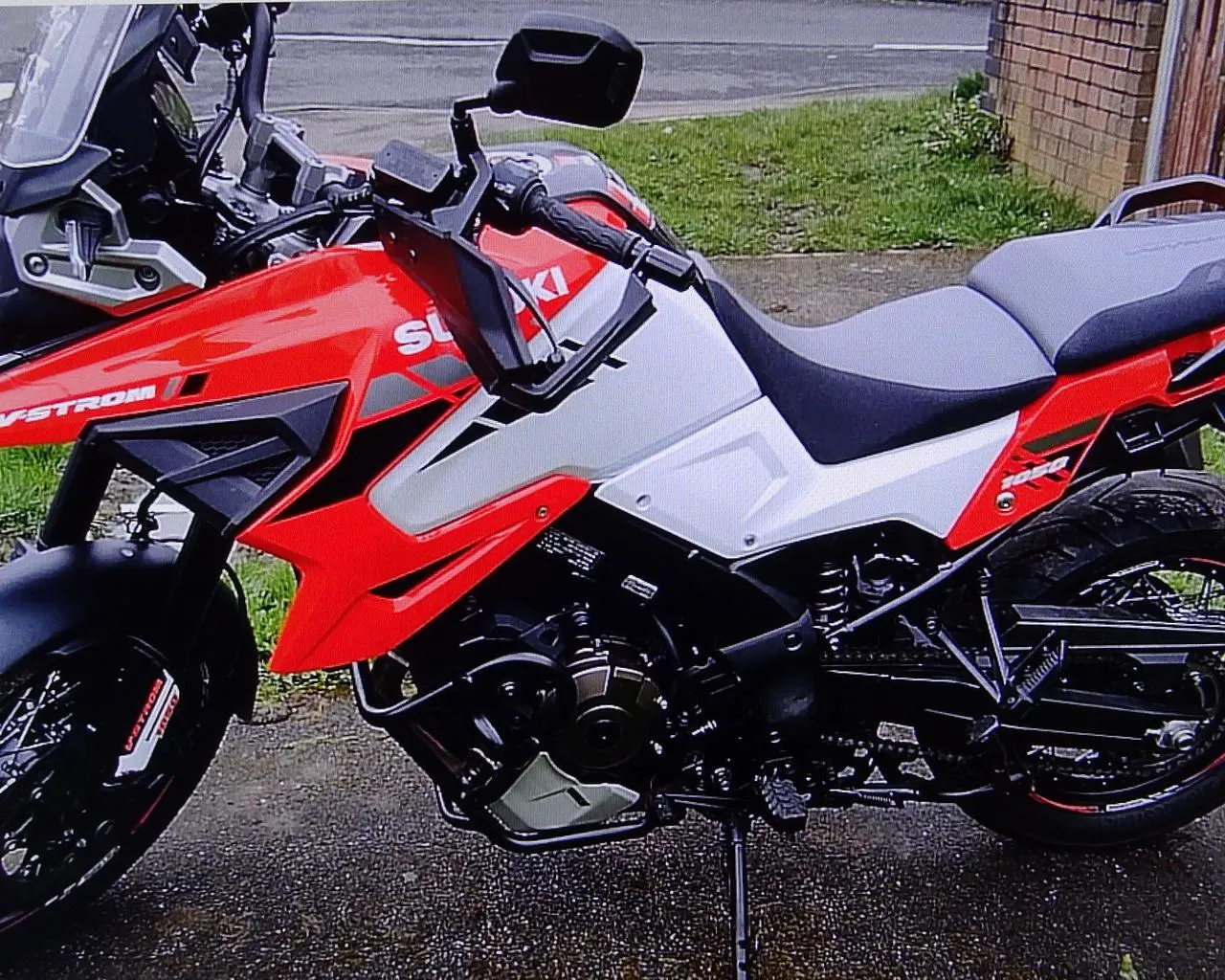 Suzuki V-STROM XT model viti i verdhe 2022