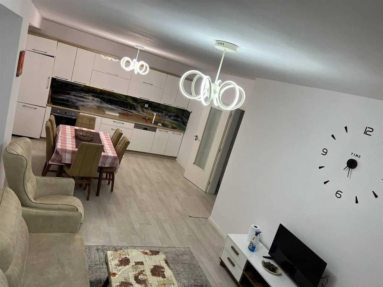 Ipet me qira banesa 3 dhomeshe 92m2. Fushe Kosov rr.Dardania