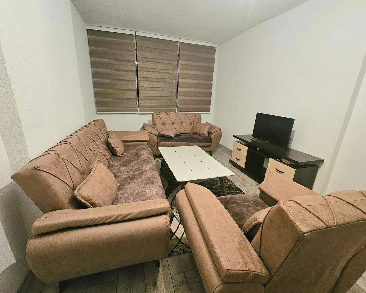 Ipet me qera banesa 3 dhomëshe 80m2 Fushë Kosovë
