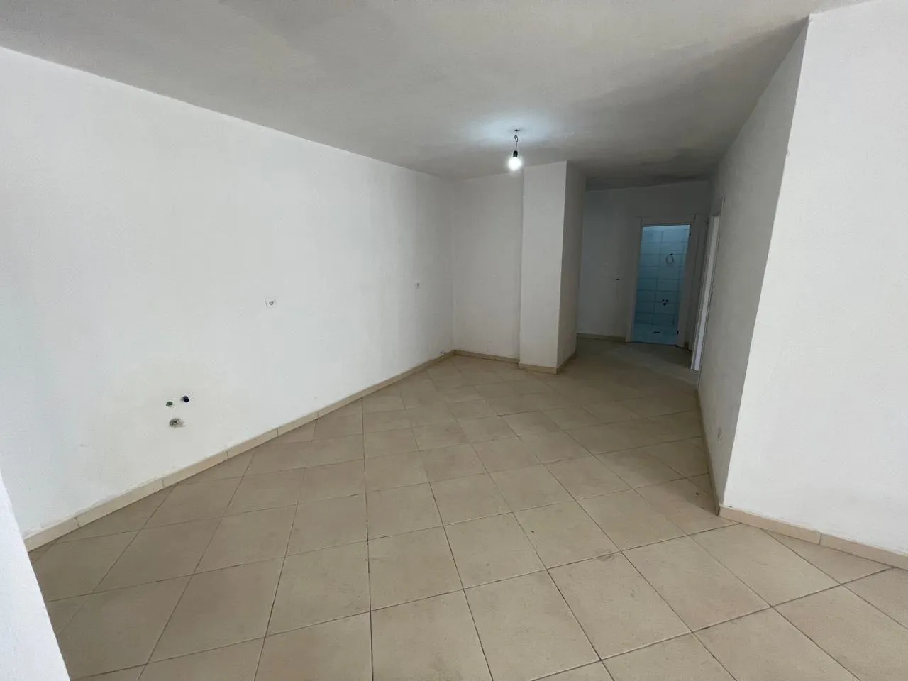 SHITET APARTAMENT 2+1 TEK STACIONI I TRENIT !-1