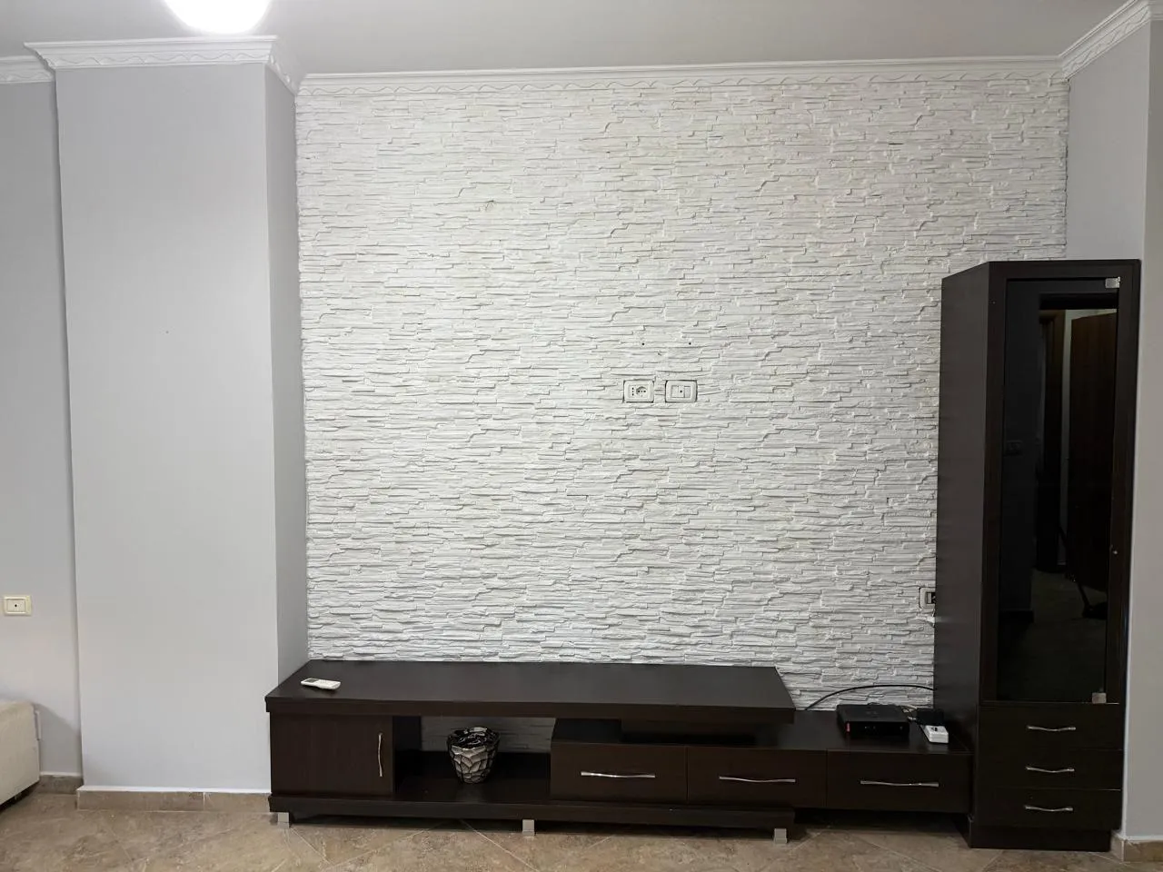 APARTAMENT ME QERA 1+1 YZBERISHT 40.000 LEKE-4