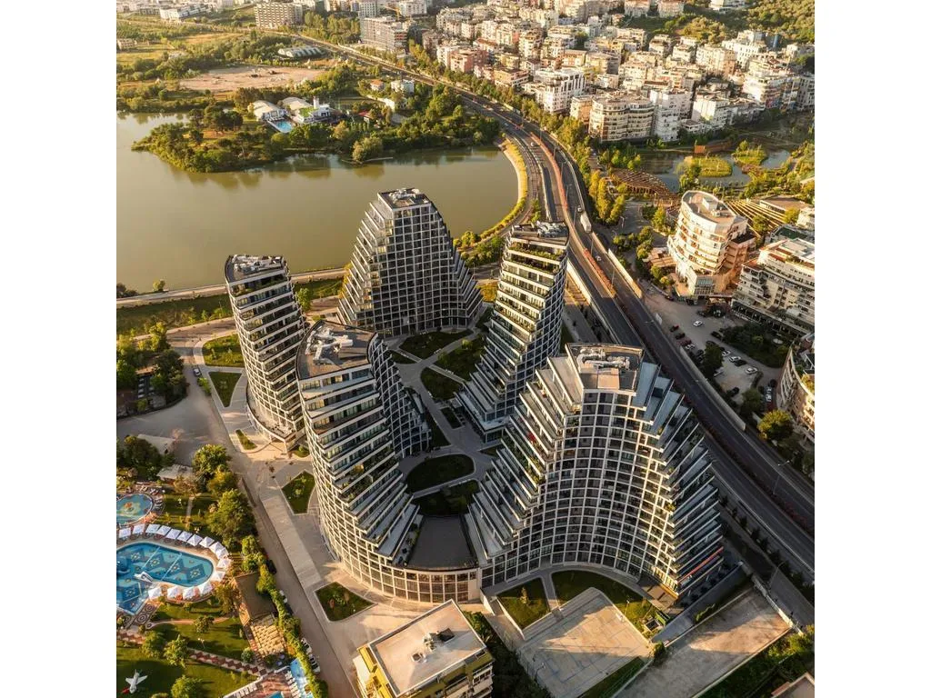 Jepet me qera ambient zyre në rezidencën Lake View