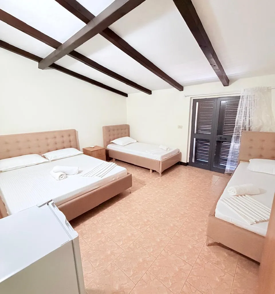 JEPET ME QERA APART-HOTEL NE ZONEN HEKURUDHA, PLAZH-3
