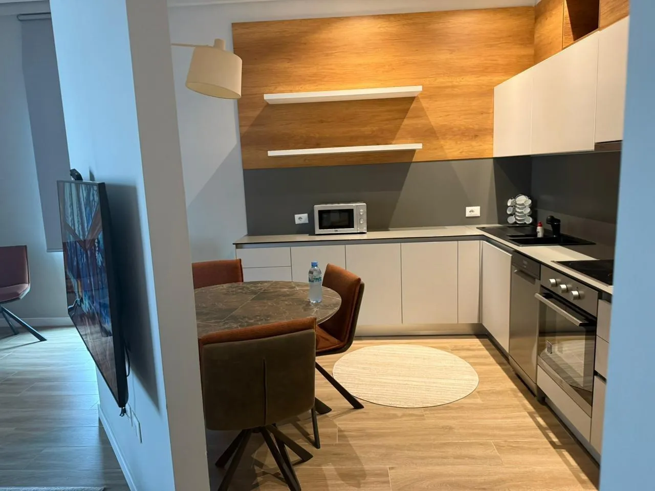 Apartament post parkimi me qira , Sqaure 21-3