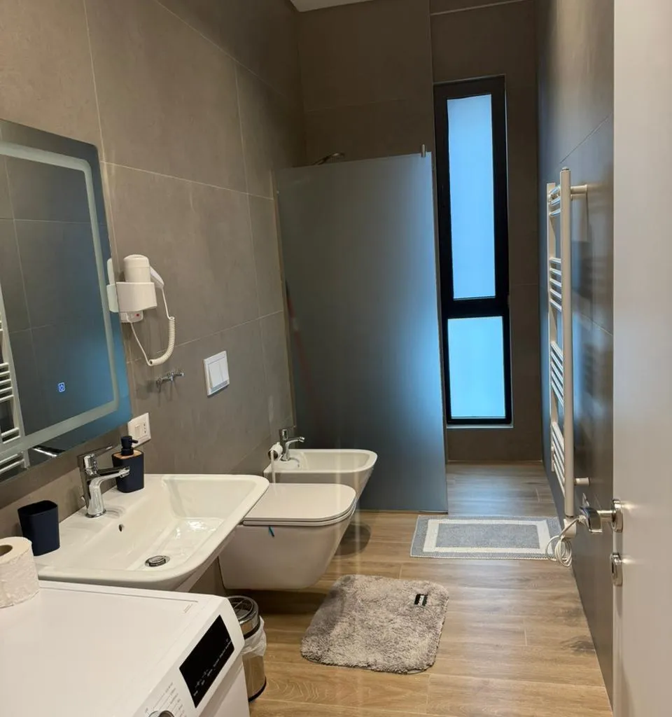Apartament post parkimi me qira , Sqaure 21-5