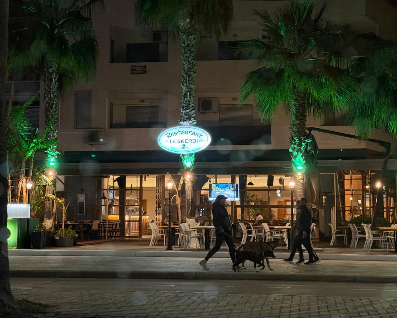 Kërkohen punonjes ne restorant